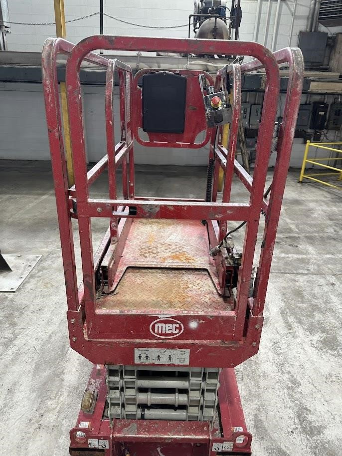 2019 MEC Micro19 19' Electric Scissor Lift